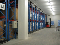 Mobile storage facilities for storage of palletized goods in a refrigerating plant.