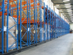 ­	Ruchome urządzenie magazynowe do przechowywania paletyzowanego towaru z 20 podwójnymi wózkami regałowymi oraz regałami stacjonarnymi.
