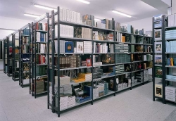 ­	Rayonnage à étagères pour stocker des livres et des magazines